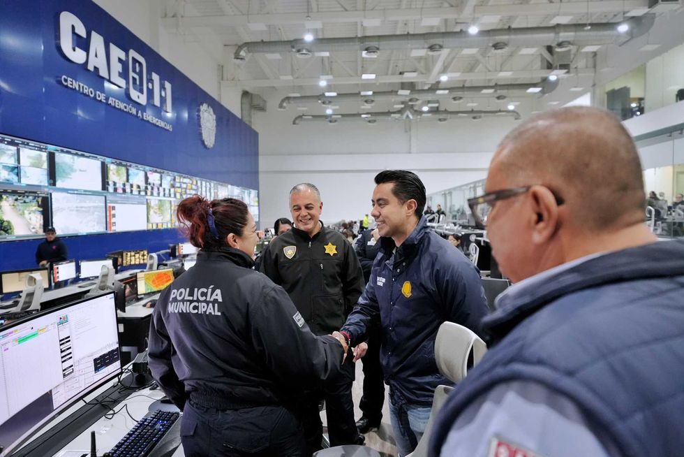 Autoridades municipales saludan a personal de la Polic\u00eda Municipal en el centro de monitoreo del CAE 911 de Quer\u00e9taro.