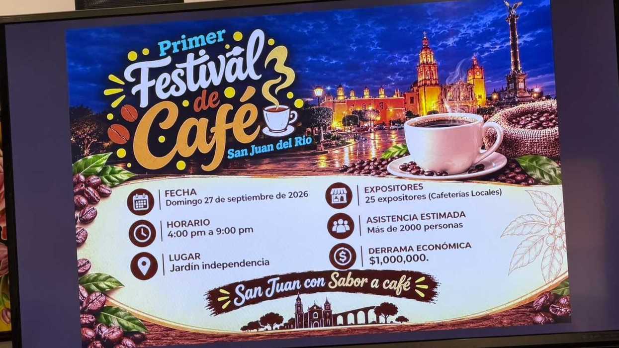 Autoridades municipales y empresas patrocinadoras posan en la presentación oficial del Primer Festival del Café en San Juan del Río.