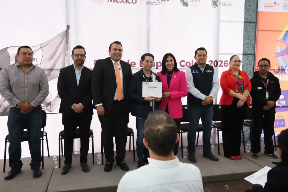 Autoridades municipales y estatales entregan un reconocimiento sobre el templete durante la Feria de Empleo Col\u00f3n 2026