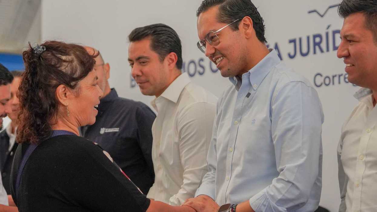 Autoridades municipales y estatales saludan a beneficiarios durante evento de entrega de escrituras en Corregidora