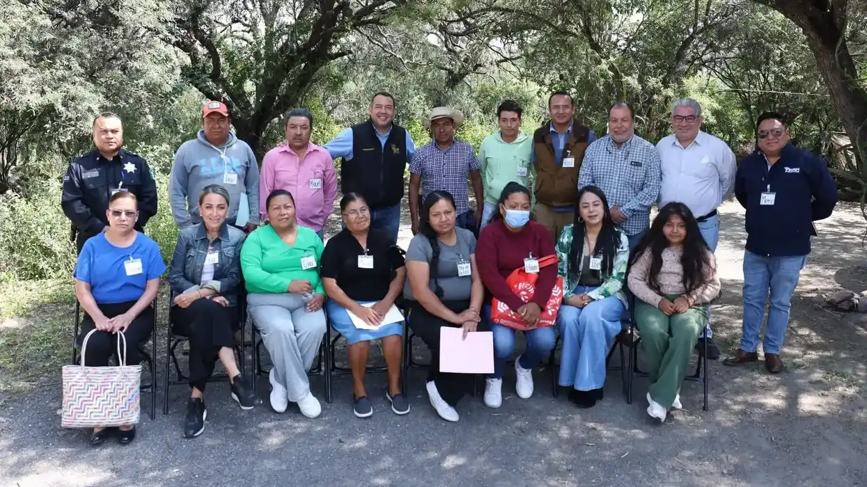 Autoridades municipales y habitantes de Dolores Godoy posan durante la jornada comunitaria en San Juan del Río.