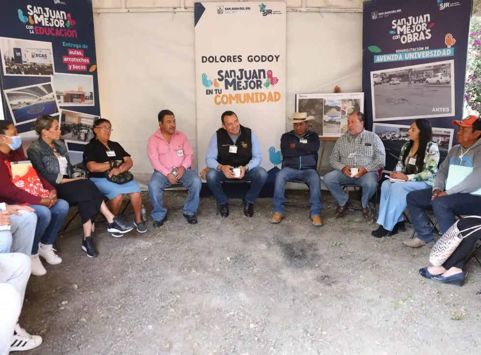 Autoridades municipales y habitantes participan en una reuni\u00f3n del programa comunitario en Dolores Godoy, San Juan del R\u00edo.
