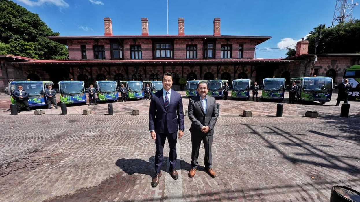 Autoridades municipales y personal de Eqrobus frente a la flotilla de transporte eléctrico gratuito en el Centro Histórico de Querétaro.