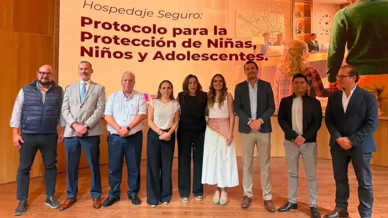 Autoridades municipales y representantes del sector hotelero posan ante la pantalla del protocolo Hospedaje Seguro en Querétaro