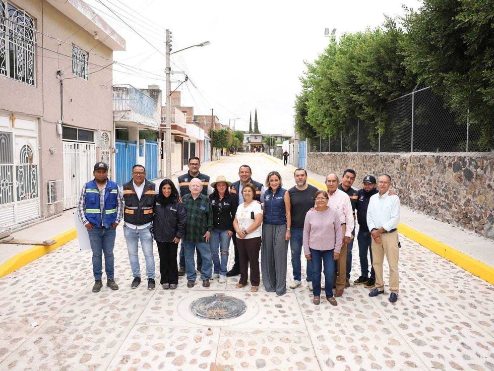 Autoridades municipales y vecinos de San Juan del R\u00edo en la calle Rafael Ayala reci\u00e9n empedrada durante la supervisi\u00f3n de la obra