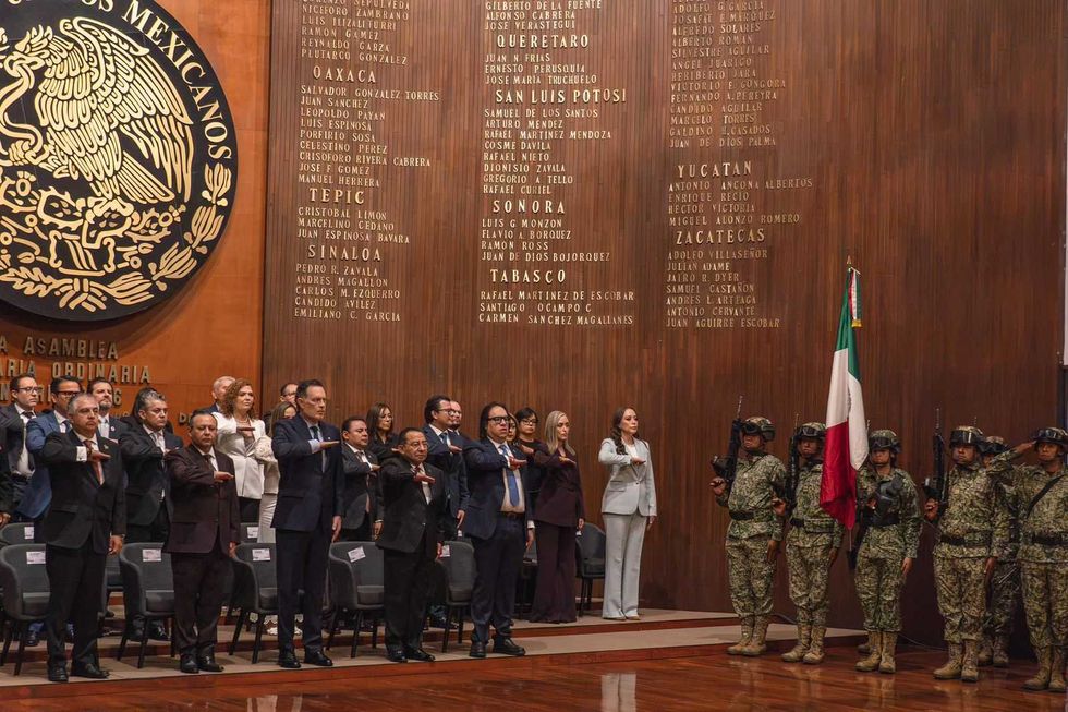 Autoridades realizan protesta c\u00edvica de pie junto a guardia de honor militar con la bandera nacional durante el acto de la Asamblea CONATRIB, Quer\u00e9taro, 28 de agosto de 2026