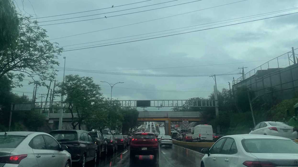 Autoridades realizan trabajos sobre el bulevar Bernardo Quintana como parte de la construcción del Tren México-Querétaro, con medidas para reducir las afectaciones al tránsito.
