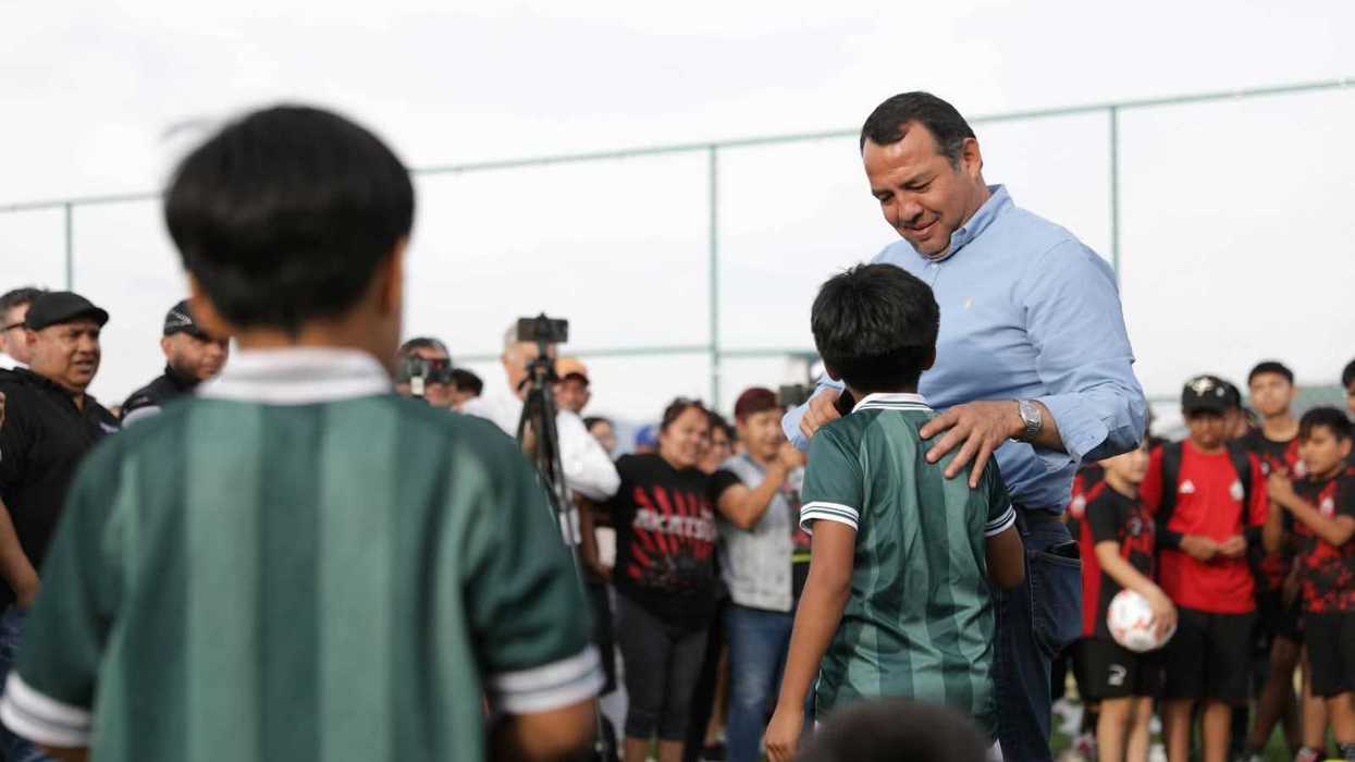 Autoridades saludan a niños en la inauguración de la cancha de fútbol 5 de Praderas del Sol, San Juan del Río