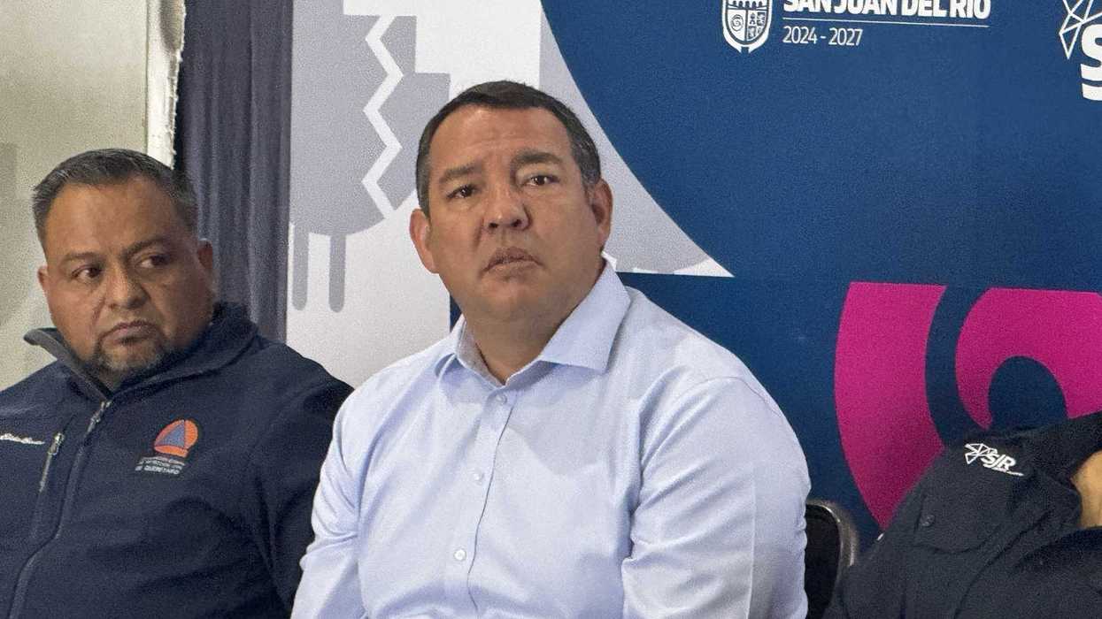 Autoridades sentadas durante la conferencia sobre la temporada de lluvias en San Juan del Río