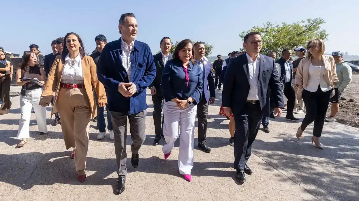 Autoridades universitarias y estatales durante el recorrido inaugural en el nuevo plantel de Bachilleres UAQ en Campus Aeropuerto, Querétaro, 2026.