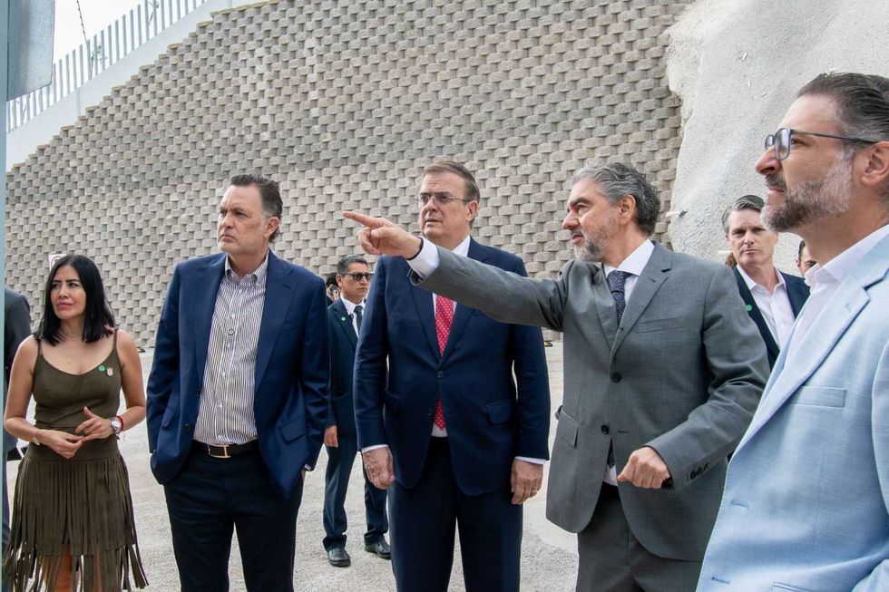 Autoridades y directivos recorren las instalaciones de KIO Data Centers en Quer\u00e9taro.