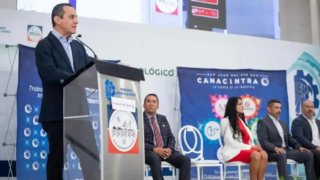 Autoridades y empresarios durante la inauguración del Open House de Logística Sustentable en San Juan del Río