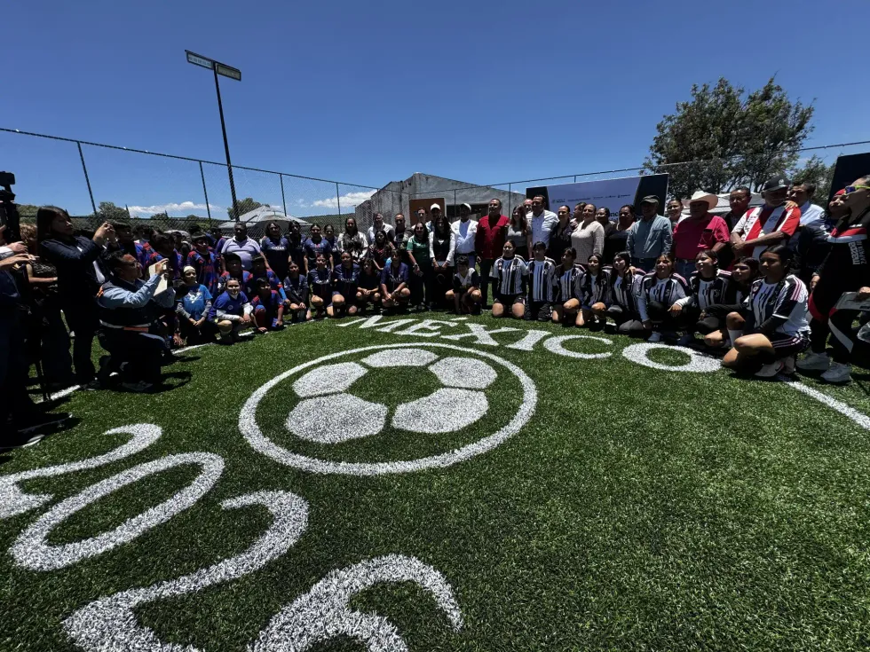 Autoridades y equipos de f\u00fatbol femenil posan en las canchas inauguradas del programa Mundial Social 2026 en San Juan del R\u00edo con el logo M\u00e9xico 2026 en el pasto