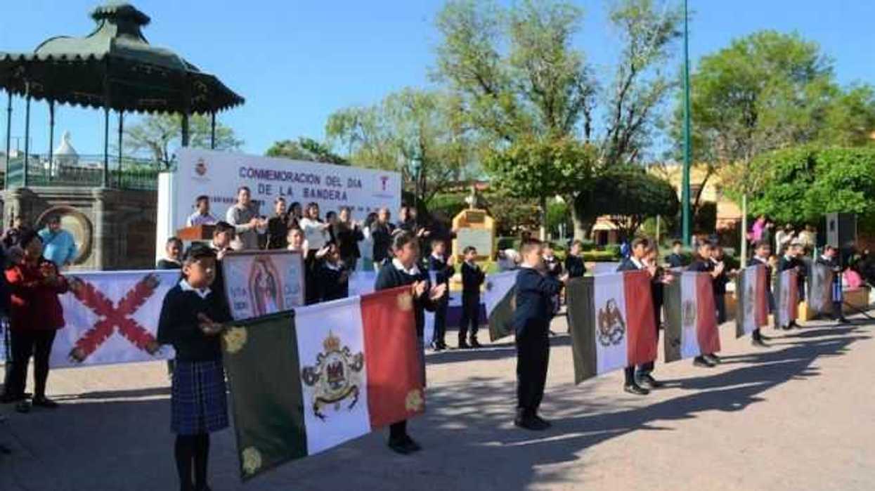 autoridades-y-estudiantes-conmemoran-dia-de-la-bandera-en-tequisquiapan