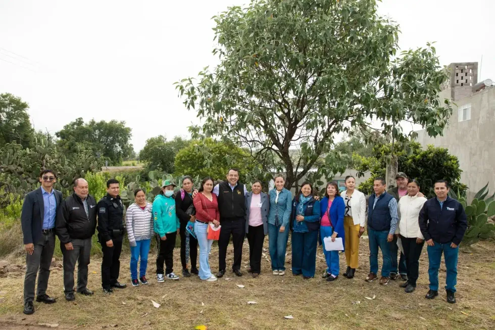 Autoridades y habitantes posan durante jornada municipal en Estancia de Santa Luc\u00eda