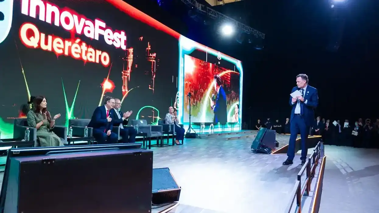 Autoridades y jóvenes participantes posan durante el InnovaFest Querétaro 2026 en el Querétaro Centro de Congresos