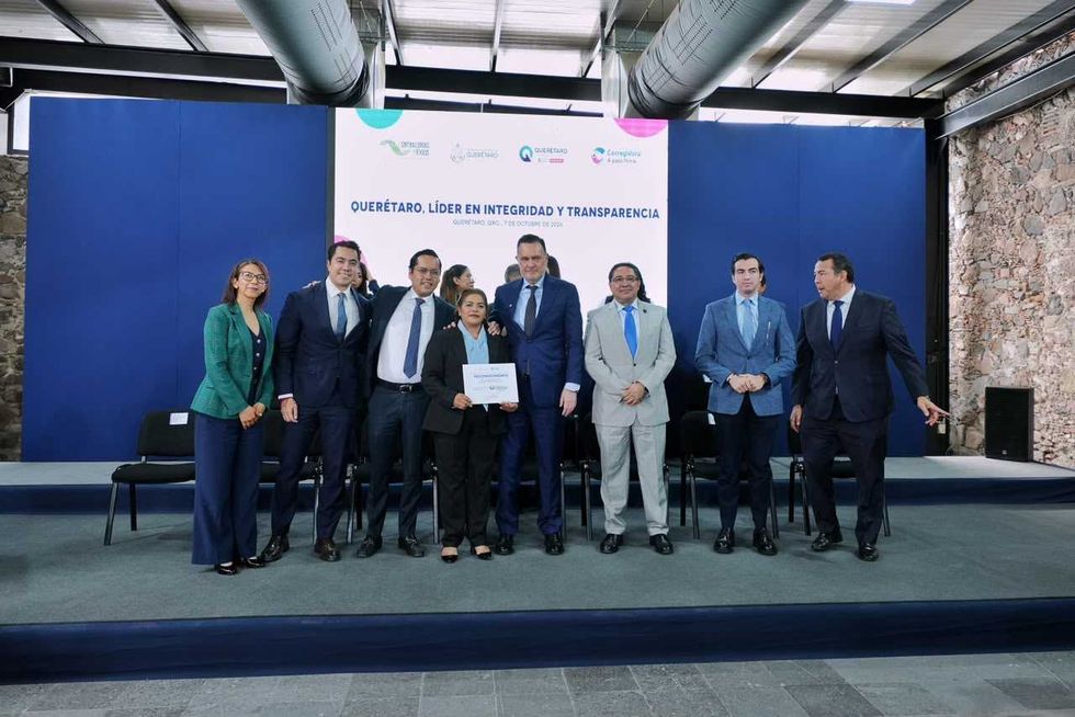 Autoridades y personas reconocidas posan durante la entrega estatal del Premio Nacional de Contralor\u00eda Social 2026 en Quer\u00e9taro.