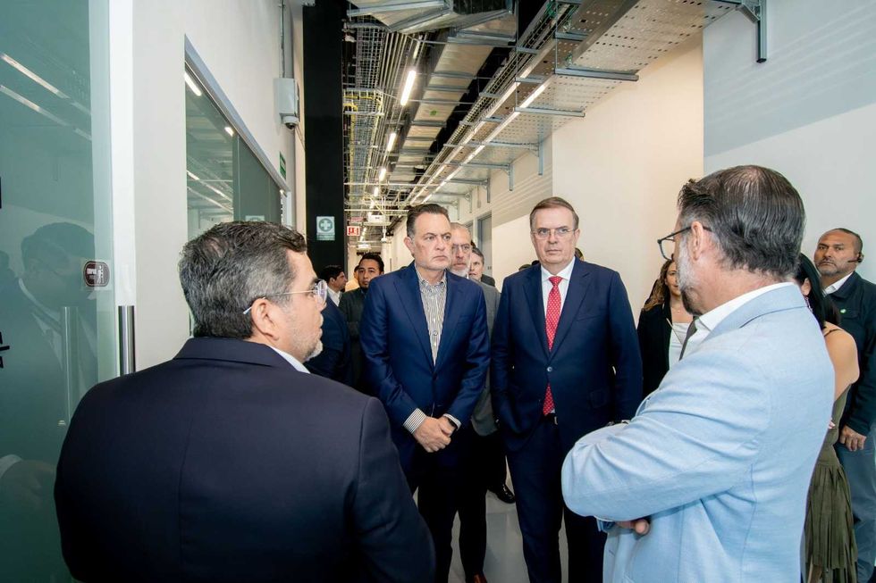 Autoridades y representantes de KIO Data Centers durante la entrega del distintivo Hecho en M\u00e9xico en Quer\u00e9taro.