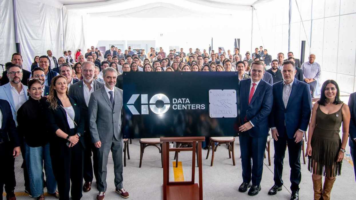 Autoridades y representantes de KIO Data Centers durante la entrega del distintivo Hecho en México en Querétaro.