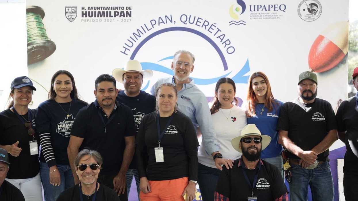 Autoridades y representantes de pescadores durante el anuncio del muelle de la presa San Pedro, en Huimilpan.