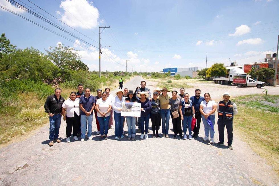 Autoridades y vecinos de San Juan del R\u00edo durante el inicio de las obras en el Antiguo Camino Nacional.