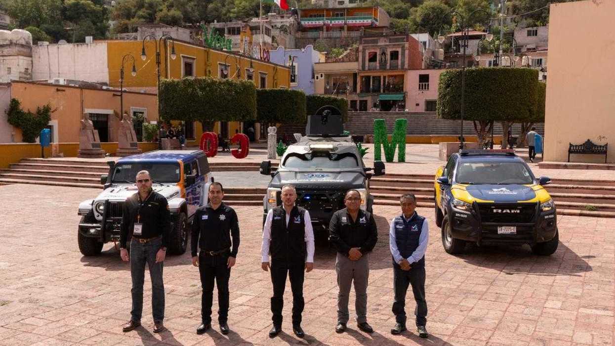 Autoridades y vehículos de seguridad reunidos en El Marqués antes del operativo por las fiestas patrias