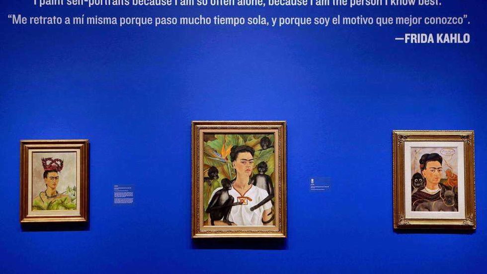 Autorretrato de Frida Kahlo rumbo a una subasta histórica en Nueva York. AP.