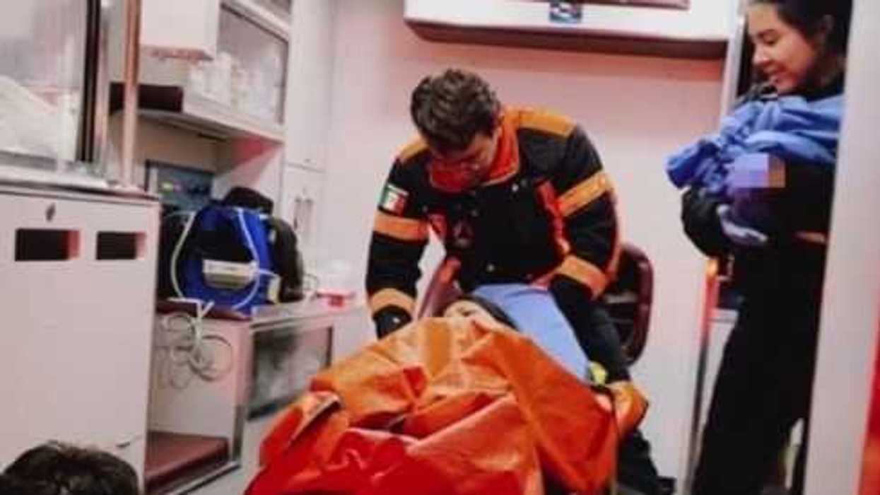 Auxilian a mujer en labor de parto en carretera estatal 500.