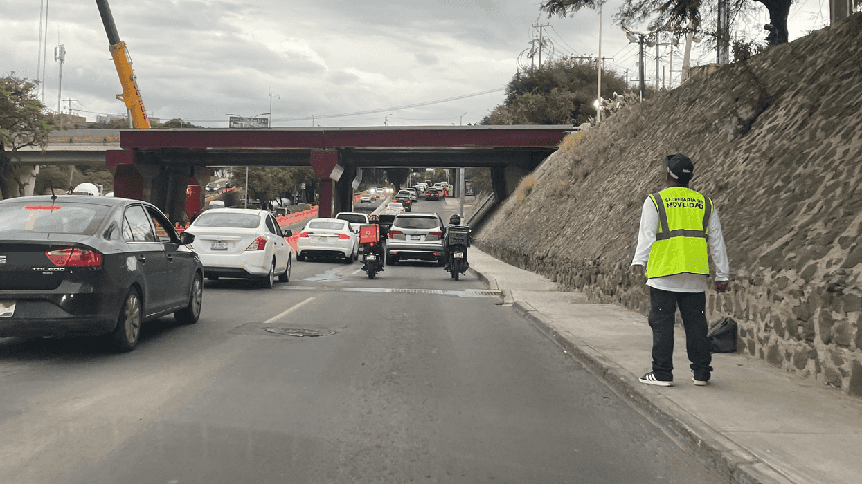 Auxiliar vial de la Secretaría de Movilidad supervisa el tránsito vehicular durante el operativo en Boulevard Bernardo Quintana, Querétaro.