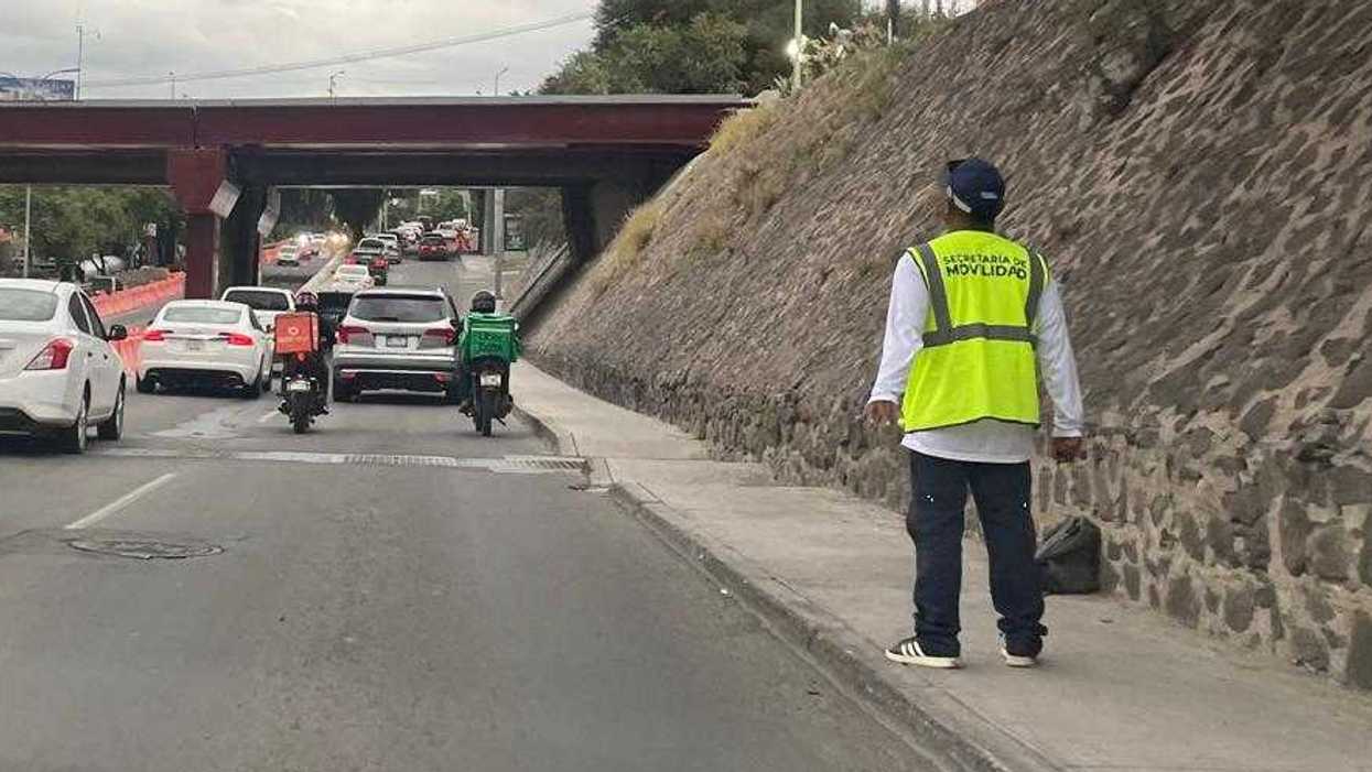 Auxiliar vial dirige la circulación en un punto de Querétaro durante el operativo vial
