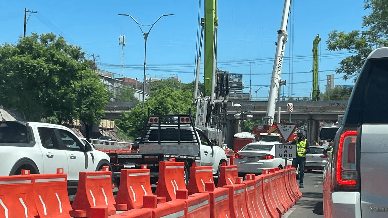 Auxiliar vial trabaja en el operativo implementado en Bernardo Quintana durante las obras del tren México-Querétaro.