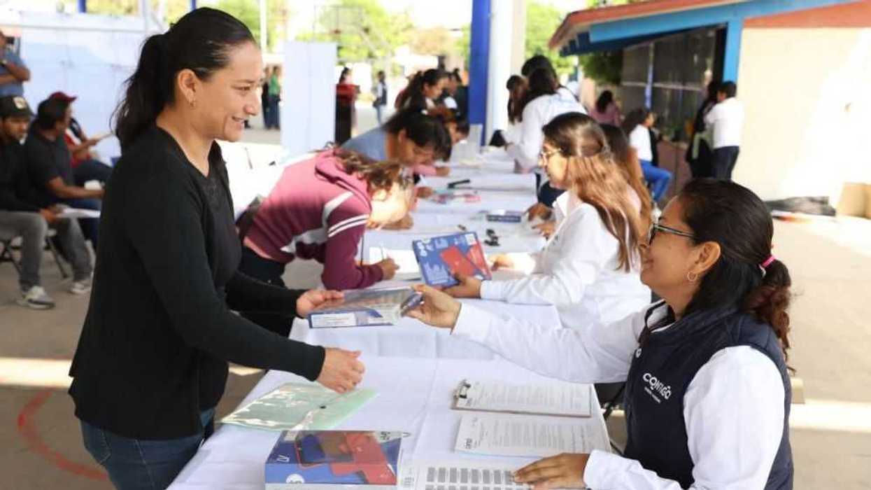 Avanza digitalización educativa: Entregan 121 tabletas en primaria de El Marqués.