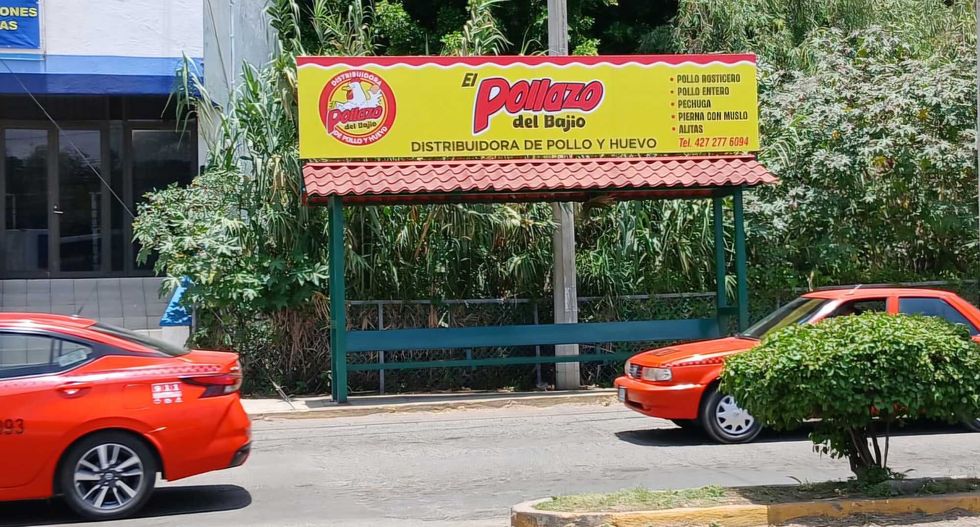 Aviso pegado en el parabrisas de una unidad del transporte p\u00fablico de San Juan del R\u00edo que advierte tarifa general de 13 pesos.