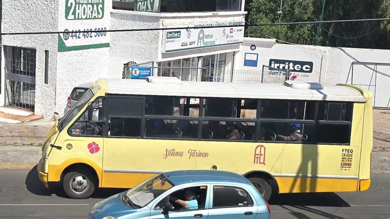 Aviso pegado en el parabrisas de una unidad del transporte público de San Juan del Río que advierte tarifa general de 13 pesos.