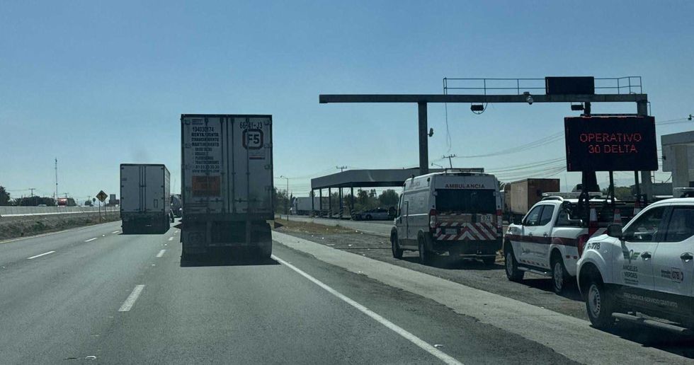 B\u00e1scula de revisi\u00f3n de pesos y dimensiones para transporte de carga en la autopista M\u00e9xico-Quer\u00e9taro a la altura de Calamanda
