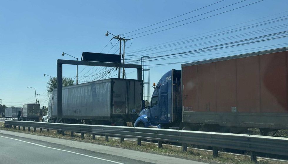 B\u00e1scula de revisi\u00f3n de pesos y dimensiones para transporte de carga en la autopista M\u00e9xico-Quer\u00e9taro a la altura de Calamanda