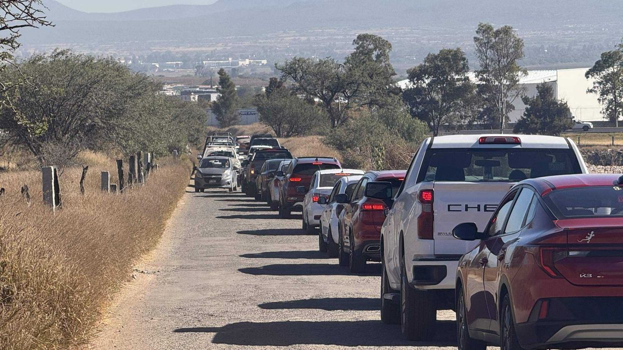 Baches y deterioro severo en zona de rodamiento de carretera que conecta Prolongación Constituyentes con carretera 210 en El Marqués.