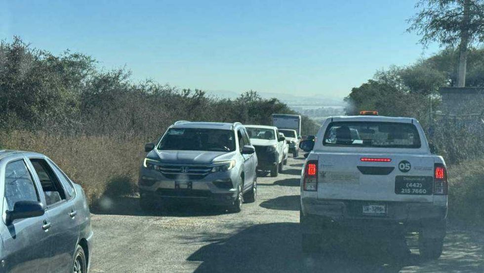 Baches y deterioro severo en zona de rodamiento de carretera que conecta Prolongación Constituyentes con carretera 210 en El Marqués.