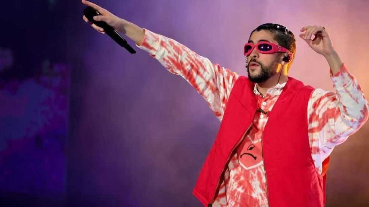 Bad Bunny dedica canción a mujer a la que le tiró el celular y a Laura Bozzo. AGENCIA MÉXICO.
