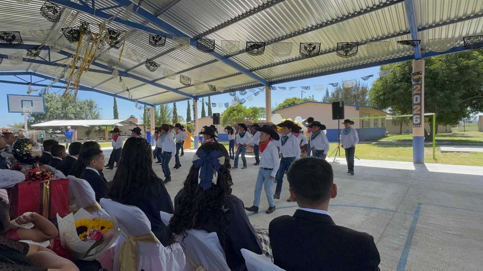 Bailables presentados durante la ceremonia de clausura escolar en Nopala de Villagr\u00e1n.