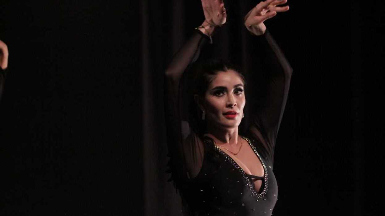 Bailarina realiza una interpretación de danza escénica con vestuario negro durante un festival de artes en Querétaro.
