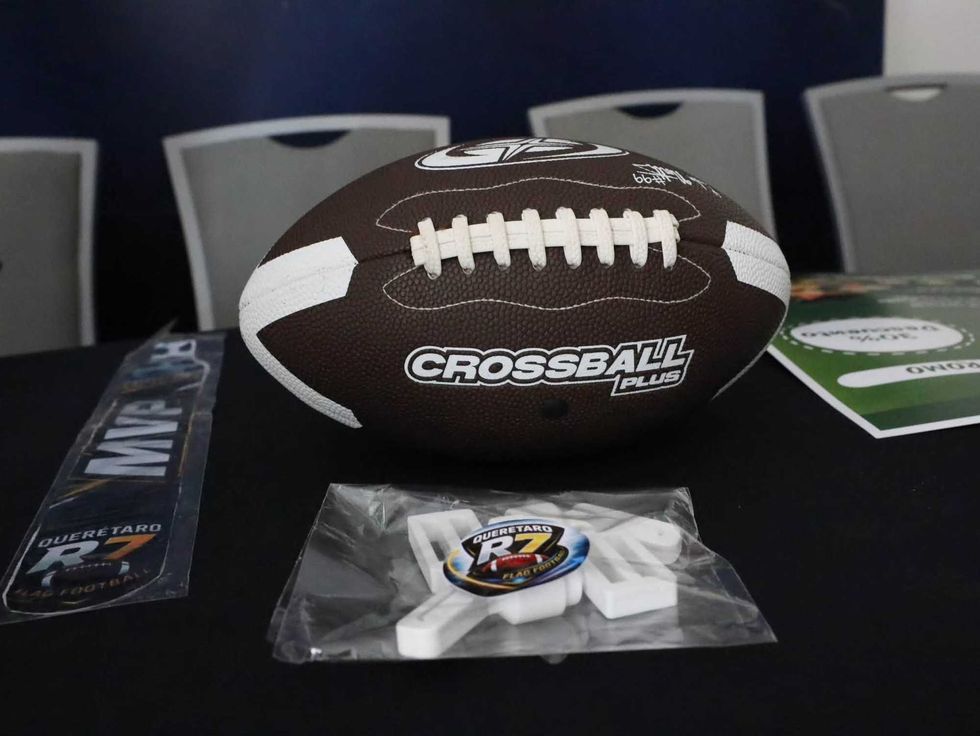 Bal\u00f3n oficial de la marca Crossball, patrocinador del material de juego del Torneo R\u00e1faga LIMFLAG.