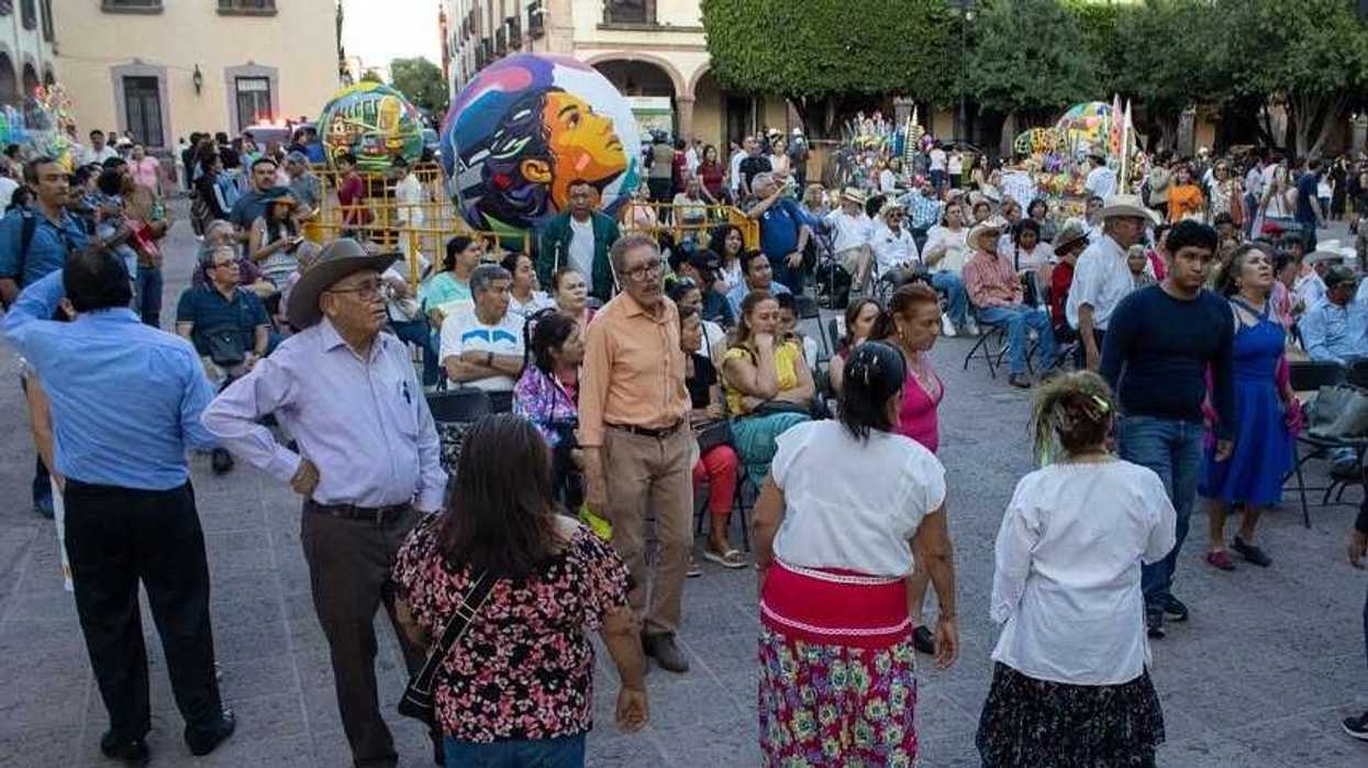 Balones gigantes intervenidos por artistas queretanos durante su exhibición en el Centro Histórico de Querétaro como parte de las actividades del Mundial 2026