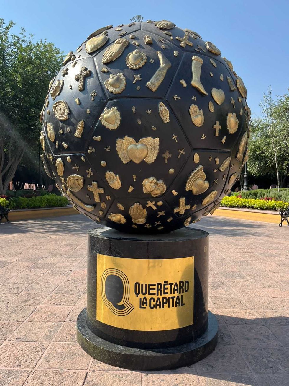 Balones intervenidos por artistas locales en Plaza de Armas del Centro Hist\u00f3rico de Quer\u00e9taro durante exposici\u00f3n mundialista