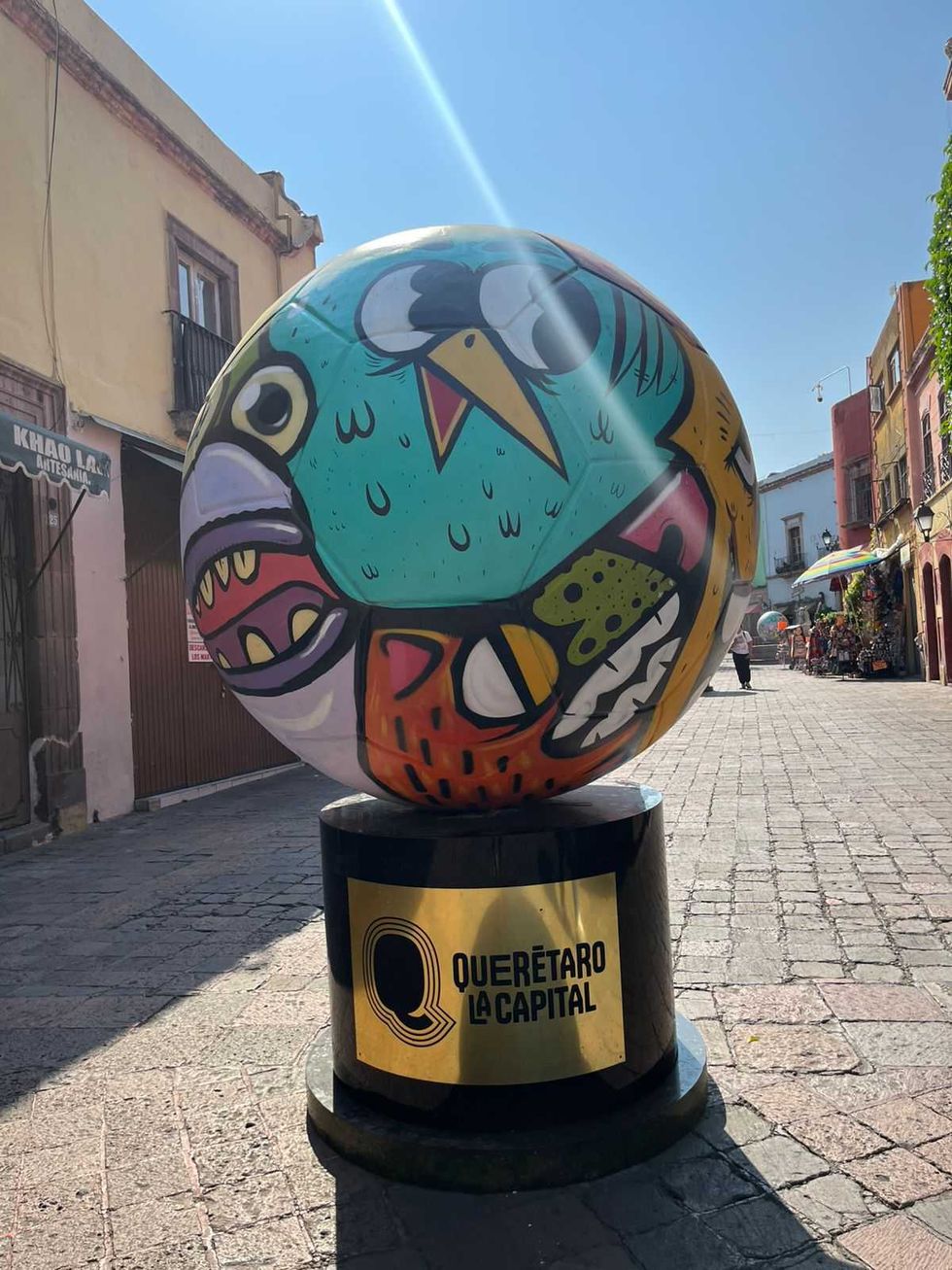 Balones intervenidos por artistas locales en Plaza de Armas del Centro Hist\u00f3rico de Quer\u00e9taro durante exposici\u00f3n mundialista
