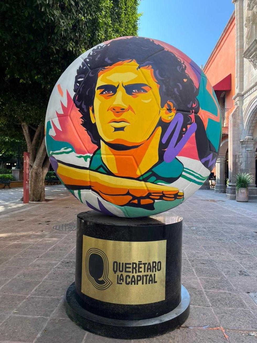Balones intervenidos por artistas locales en Plaza de Armas del Centro Hist\u00f3rico de Quer\u00e9taro durante exposici\u00f3n mundialista