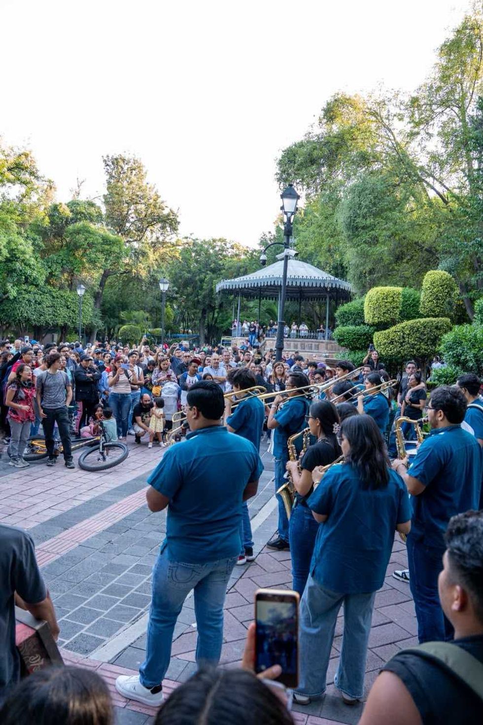 Banda Sinf\u00f3nica Juvenil toca ante el p\u00fablico en la Alameda Hidalgo de Quer\u00e9taro durante el 8vo. Encuentro de Bandas Sinf\u00f3nicas 2026.