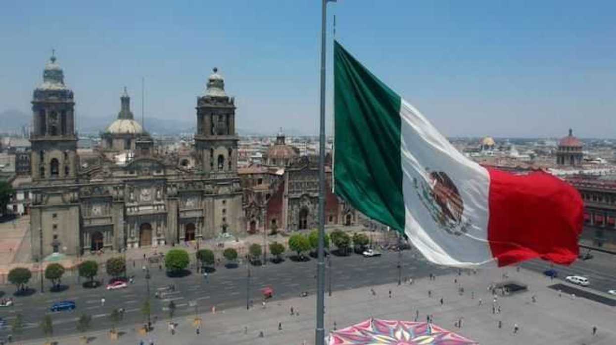 Bandera mexicana ondea en la capital