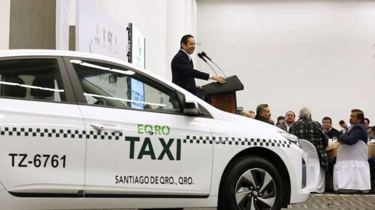 banderazo-en-queretaro-a-taxis-hibridos-con-taximetro-y-boton-de-panico-2
