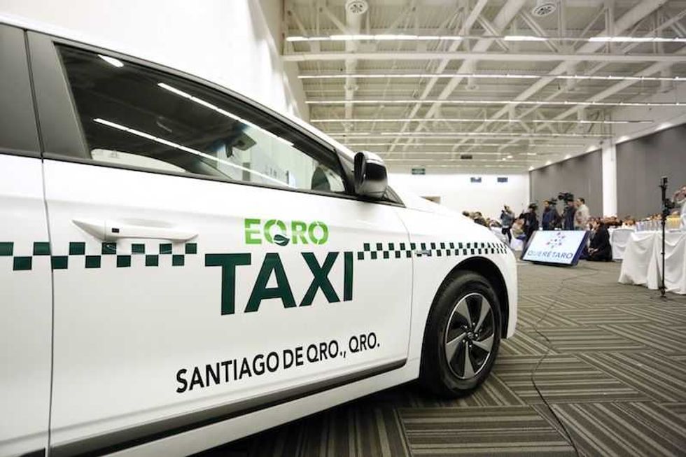 banderazo en queretaro a taxis hibridos con taximetro y boton de panico 5